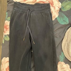 black lululemon joggers